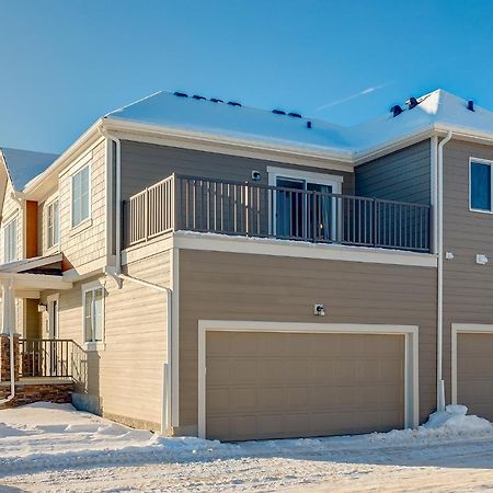 New Home With Ac, Patio And Netflix YYC Buitenkant foto