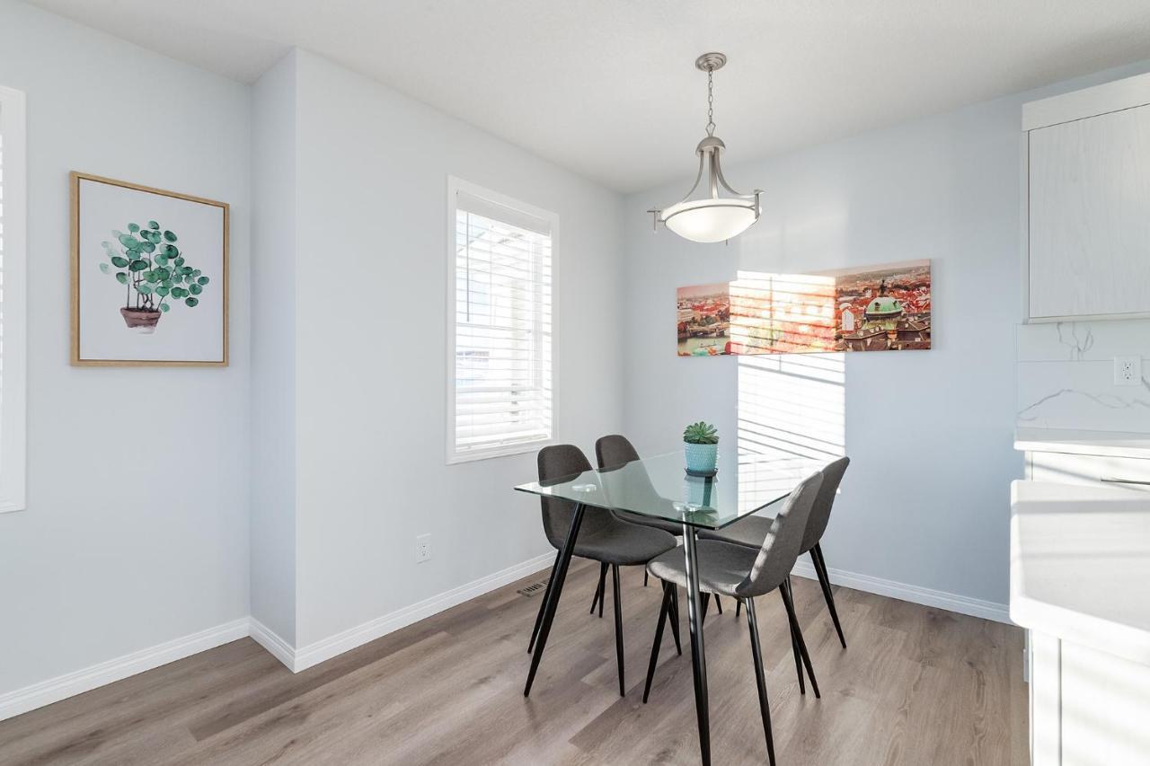 New Home With Ac, Patio And Netflix YYC Buitenkant foto