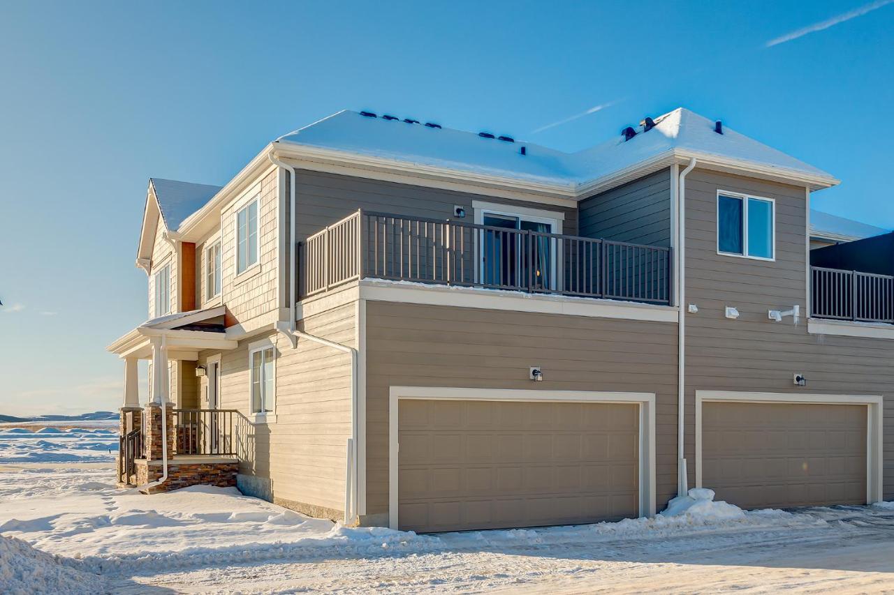 New Home With Ac, Patio And Netflix YYC Buitenkant foto