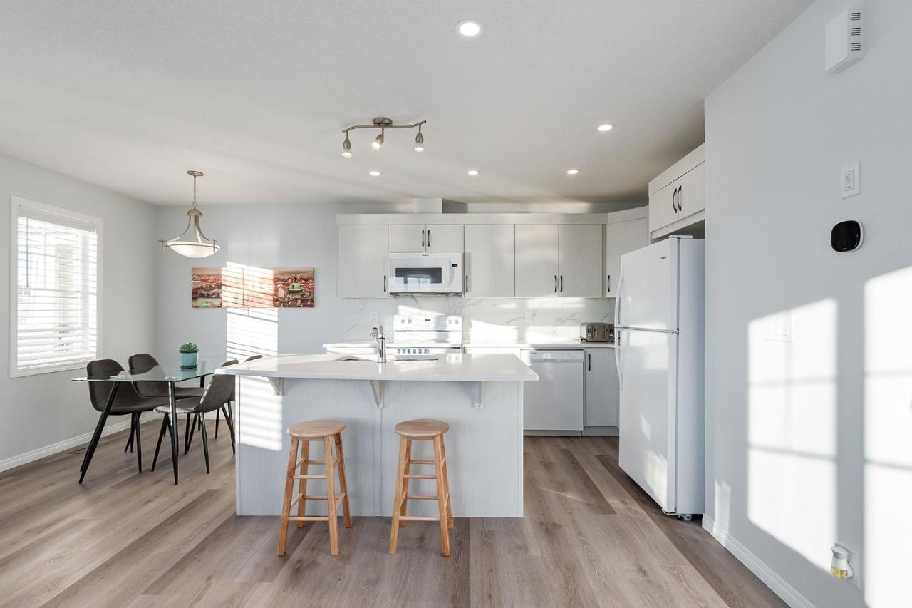 New Home With Ac, Patio And Netflix YYC Buitenkant foto