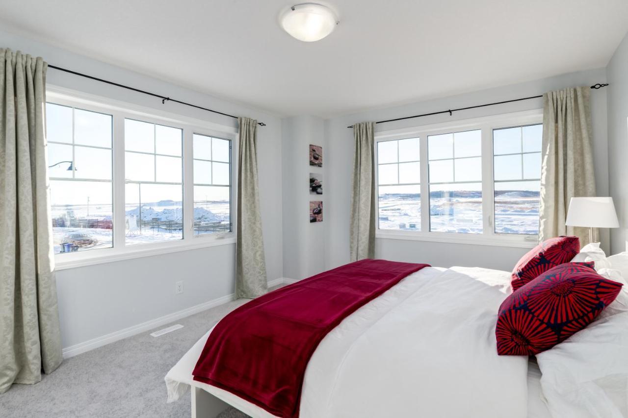 New Home With Ac, Patio And Netflix YYC Buitenkant foto