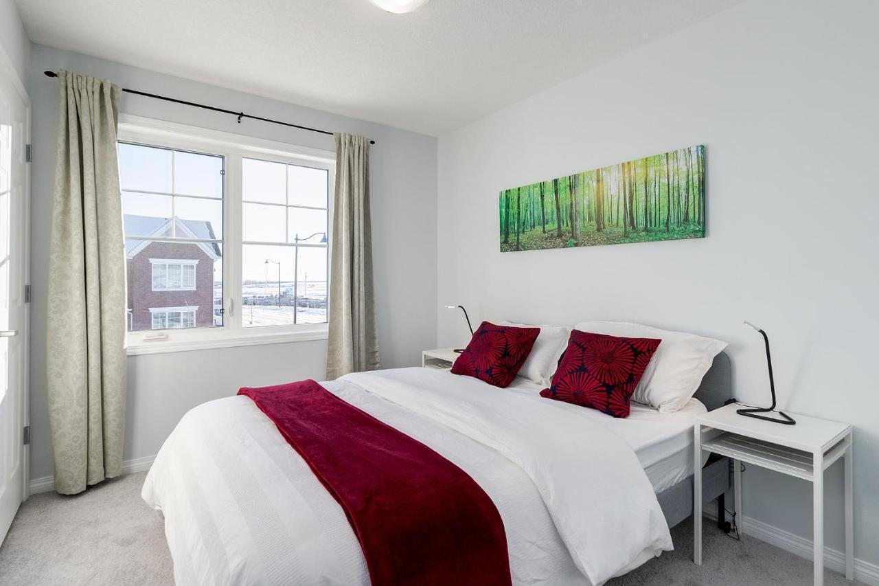 New Home With Ac, Patio And Netflix YYC Buitenkant foto