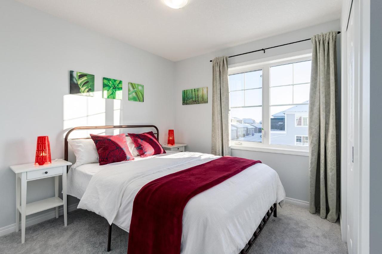New Home With Ac, Patio And Netflix YYC Buitenkant foto